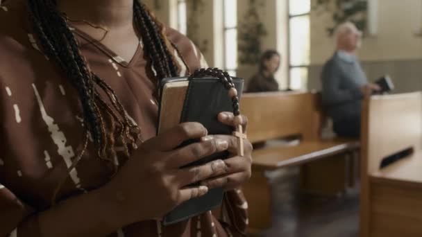 Вибіркове Фокусування Нахил Пострілу Молода Афроамериканка Сидить Лавці Католицькій Церкві — стокове відео