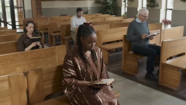 Divers Groupes Prières Tenant Des Livres Bibliques Écoute Pasteur Pendant — Video