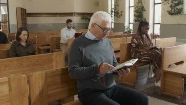Portret Van Een Blanke Senior Man Met Gebedsboek Rozenkrans Zittend — Stockvideo
