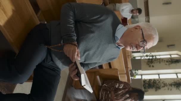 Gözlüklü Yaşlı Beyaz Adamın Kilisede Bankta Oturup Papaz Dinleyip Dua — Stok video