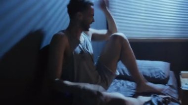 Travma sonrası stres bozukluğu olan genç bir adamın bir şeyden korkması ve gece geç saatlerde panik atak geçirmesi.