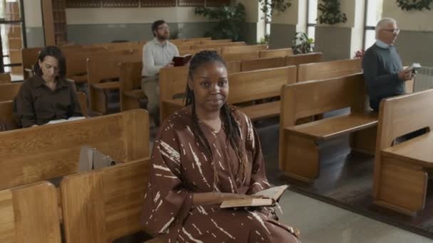 Moderna Joven Negra Asistiendo Servicio Dominical Sentada Banco Iglesia Católica — Vídeos de Stock