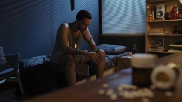 Foco Seletivo Jovem Negro Sofrendo Tept Sentado Cama Seu Quarto — Vídeo de Stock
