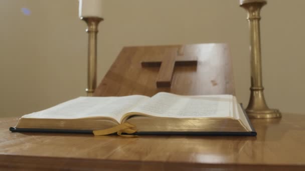 People Medium Close Shot Van Het Bijbelboek Houten Lessenaar Katholieke — Stockvideo
