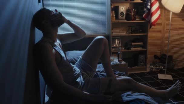Ruční Pohled Mladého Vojáka Trpícího Posttraumatickou Stresovou Poruchou Jak Sedí — Stock video