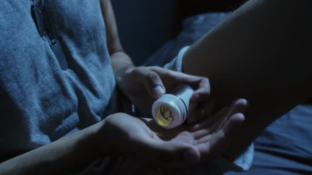 Unbekannter Junger Mann Mit Schlaflosigkeit Schüttet Nachts Schlaftabletten Die Hand — Stockvideo