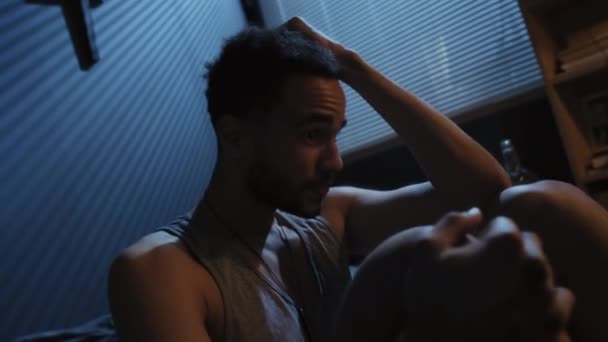 Ruční Holandský Úhel Mladého Muže Post Traumatické Stresové Poruchy Zažívá — Stock video