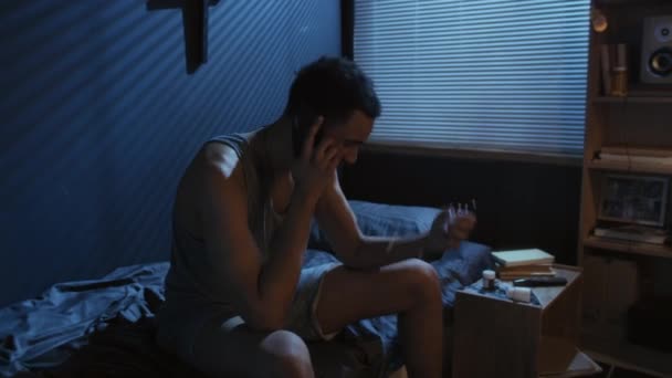 Émotionnel Jeune Homme Souffrant Stress Post Traumatique Tenant Pot Pilules — Video