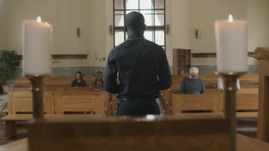 Afrika kökenli Amerikalı Katolik rahibin Katolik kilisesindeki insanlara vaaz verişi.