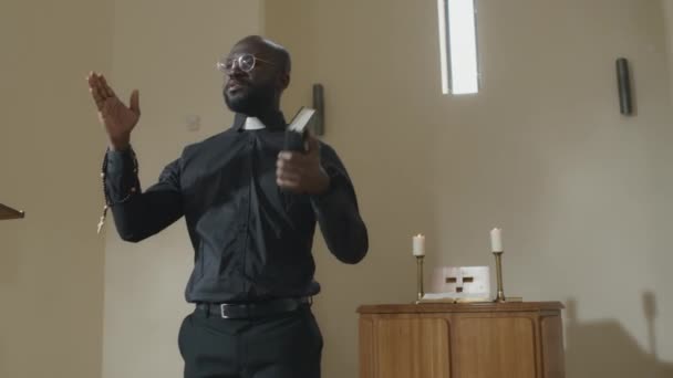 Retrato Mediano Del Pastor Católico Afroamericano Moderno Predicando Durante Servicio — Vídeos de Stock