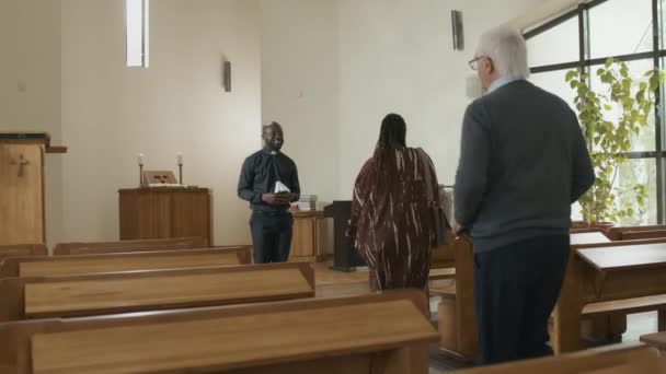 Junge Erwachsene Afroamerikanische Priester Begrüßen Gottesdienstbesucher Katholischer Kirche — Stockvideo