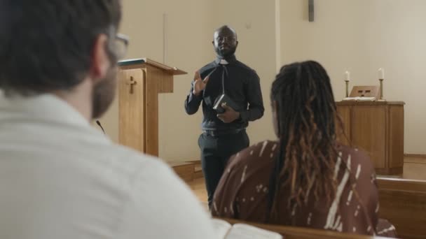 Selektive Fokusaufnahme Eines Modernen Afroamerikanischen Priesters Der Predigten Vor Menschen — Stockvideo