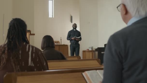 Selektive Fokusaufnahme Ethnisch Unterschiedlicher Menschen Die Der Katholischen Kirche Sitzen — Stockvideo