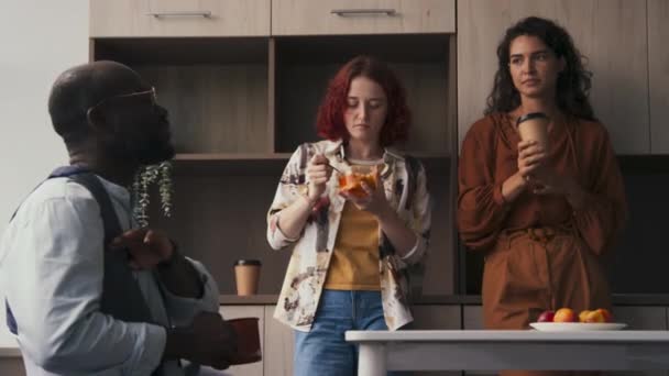 Junger Erwachsener Schwarzer Und Zwei Kaukasische Frauen Entspannen Sich Essen — Stockvideo