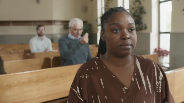 Selektive Fokusaufnahme Einer Jungen Afroamerikanerin Die Den Sonntagsgottesdienst Der Kirche — Stockvideo
