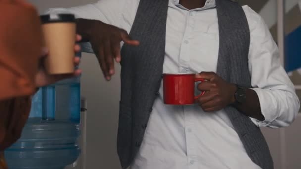 无法辨认的不同族裔男子和妇女在工作时间喝咖啡时交谈的中段选择性焦点 — 图库视频影像