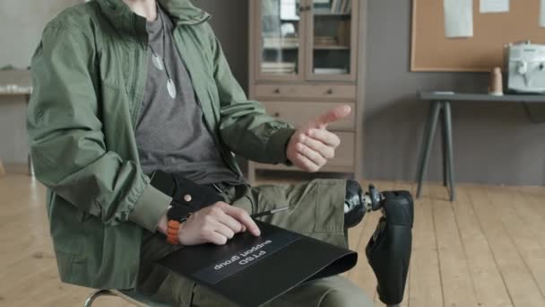 Натисніть Молодому Дорослому Військовику Протезом Ноги Відвідуючи Групу Підтримки Птсп — стокове відео