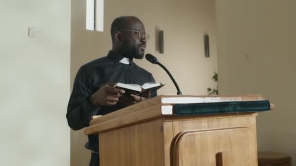Portrait Moyen Jeune Pasteur Afro Américain Adulte Debout Devant Lutrin — Video