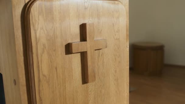Kein Hölzernes Rednerpult Mit Minimalistischem Kreuz Moderner Katholischer Kirche — Stockvideo