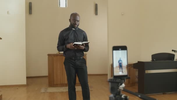 现代非洲裔美国牧师在智能手机 在线教会服务理念上录音的选择性焦点 — 图库视频影像