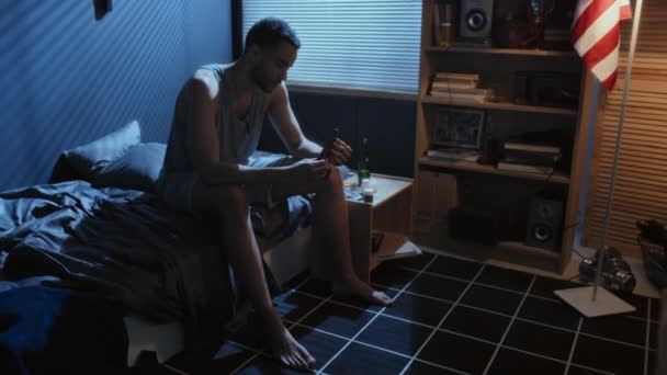 Handschuss Eines Depressionen Leidenden Jungen Militärs Der Nachts Bett Sitzt — Stockvideo