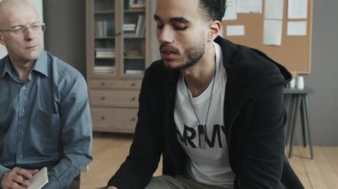 Travma sonrası stres bozukluğu destek grubuna katılan genç askerler yaşadığı zorluklar hakkında konuşuyorlar.