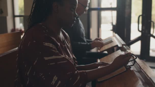 Selektiver Fokus Der Jungen Afroamerikanerin Besucht Kirche Mit Rosenkranz Lesen — Stockvideo