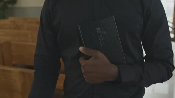 Відстежування Середньої Секції Зняте Невпізнаваним Католицьким Священиком Біблії Ходить Нефу — стокове відео
