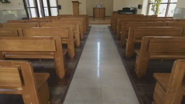 Žádný Záběr Malý Interiér Katolického Kostela Kamera Pohybující Podél Lodi — Stock video
