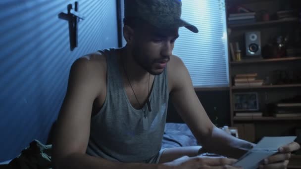 Travma Sonrası Stres Bozukluğu Olan Genç Bir Asker Gece Geç — Stok video