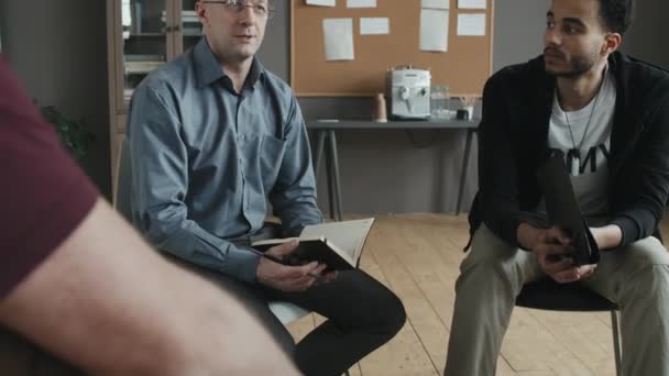Vippe Moderne Professionel Psykolog Taler Med Gruppe Mennesker Terapi Session – Stock-video