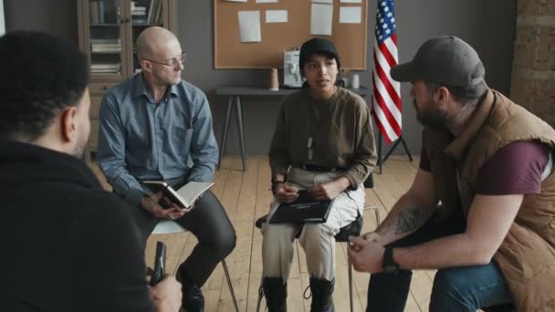 Fiatal Felnőtt Katonanő Bemutatkozik Beszél Mentális Problémáiról Csoportos Pszichoterápián — Stock videók