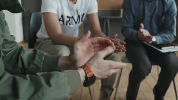 Tanımlanamayan Travma Sonrası Stres Bozukluğu Destek Grubu Üyeleri Psikolog Çırpıyor — Stok video