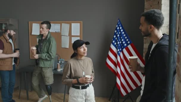 Etnikailag Változatos Fiatal Katona Fiatal Felnőtt Katona Beszélgetnek Valamiről Kávészünet — Stock videók