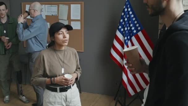 Jovem Soldado Hispânico Segurando Xícara Café Conversando Com Jovem Durante — Vídeo de Stock