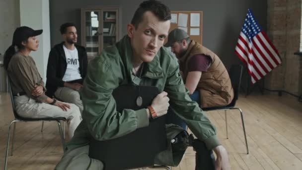 Selektywny Portret Młodego Dorosłego Żołnierza Protezą Nogi Siedzącego Naprzeciw Grupy — Wideo stockowe