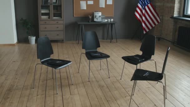 Quatro Cadeiras Preparadas Para Atendentes Grupo Apoio Ptsd Sala Estúdio — Vídeo de Stock
