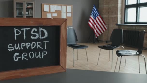 Brak Zdjęć Wnętrza Studio Poddasza Krzesłami Przygotowanymi Dla Członków Grupy — Wideo stockowe