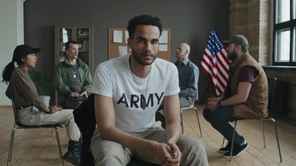 Selektywny Zoom Ostrości Portrecie Młodego Czarnego Żołnierza Siedzącego Naprzeciw Grupy — Wideo stockowe