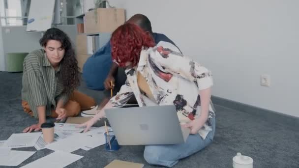Молодий Дорослий Чорношкірий Дві Кавказькі Жінки Сидять Підлозі Сучасному Офісі — стокове відео