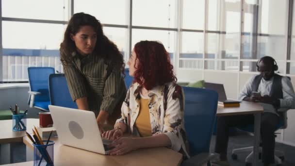 Fiatal Nők Viselnek Alkalmi Ruhák Nézi Laptop Képernyő Megvitatása Termék — Stock videók