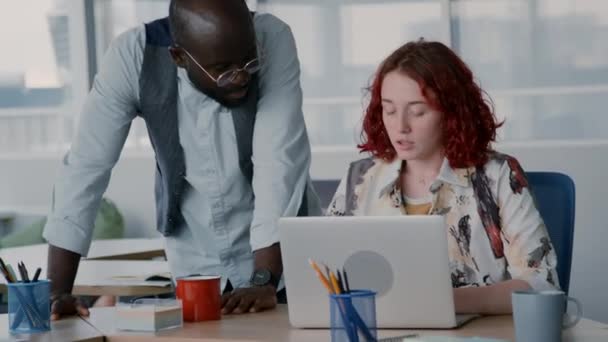 Medium Shot Young Adult Black Manager Helping New Employee Report — Stock Video