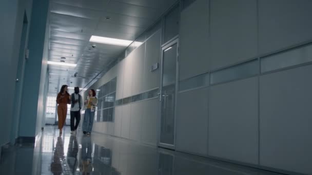 Düşük Açıyla Bakan Genç Adam Kadınların Ofis Koridorunda Bir Şeyler — Stok video
