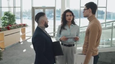 Çalışma saatlerini tartışan bir grup meslektaşım ofis koridorundaki merdivenlerin yanında dikiliyorlar.
