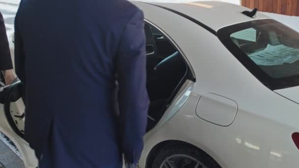 Sofőr Kinyitja Kocsi Ajtaját Üzletember Beszáll Saját Autójának Hátsó Ülésére — Stock videók
