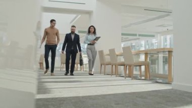 Genç işadamının iş arkadaşlarıyla el sıkışması ve iş toplantısından sonra el sıkışması.