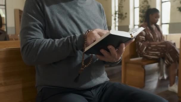 Gözlüklü Elinde Dua Kitabı Olan Rahiplerin Konuşmasını Dinleyen Yaşlı Beyaz — Stok video