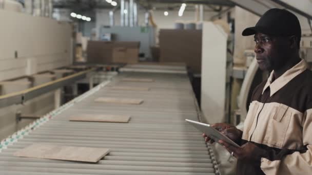 Afroamerikansk Arbetare Som Använder Digitala Tabletter Stående Vid Transportband Med — Stockvideo