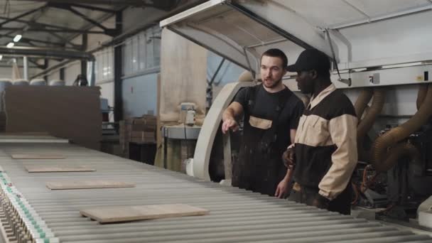 Wieloetniczni Współpracownicy Omawiający Proces Produkcji Desek Drewnianych Fabryce Mebli — Wideo stockowe