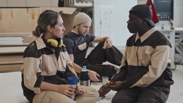 Multietniska Manliga Och Kvinnliga Medarbetare Pratar Äter Smörgåsar Och Dricker — Stockvideo